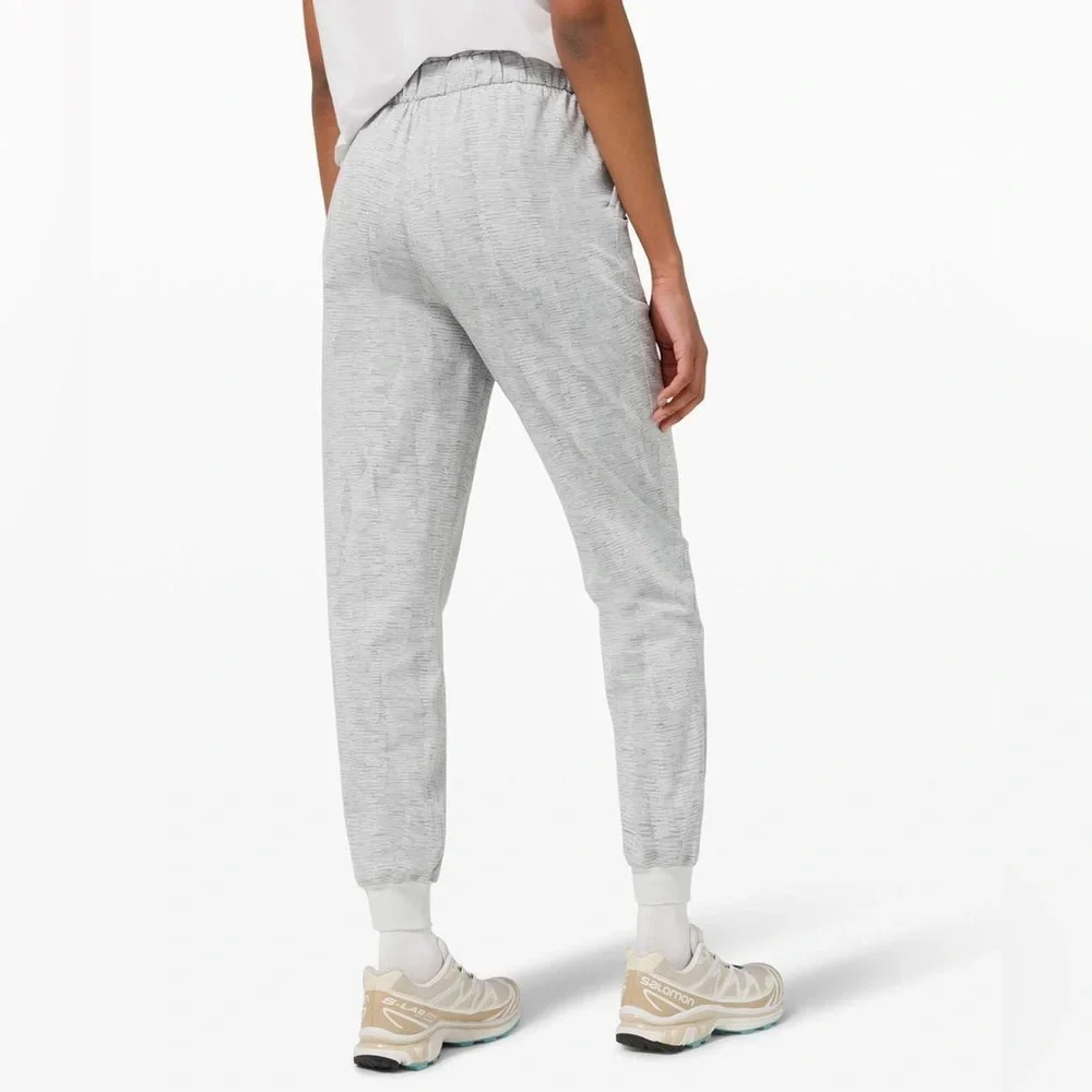 Lululemon Stretch High-Rise Jogger in Linear Tempo Jacquard Silver Drop Vapor 10
